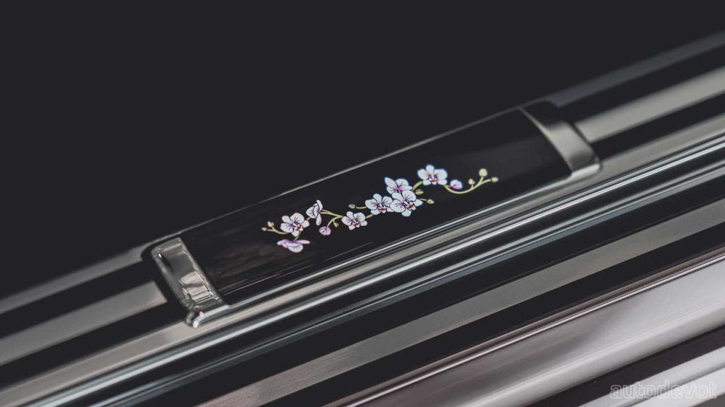 Rolls-Royce-Phantom-Orchid_interior_door_sill