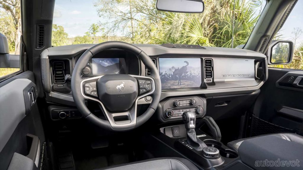 2022-Ford-Bronco-Everglades_interior