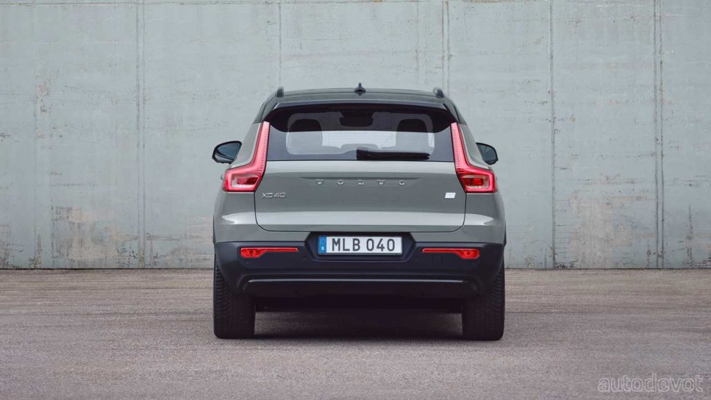 2022-Volvo-XC40-Recharge-facelift_rear