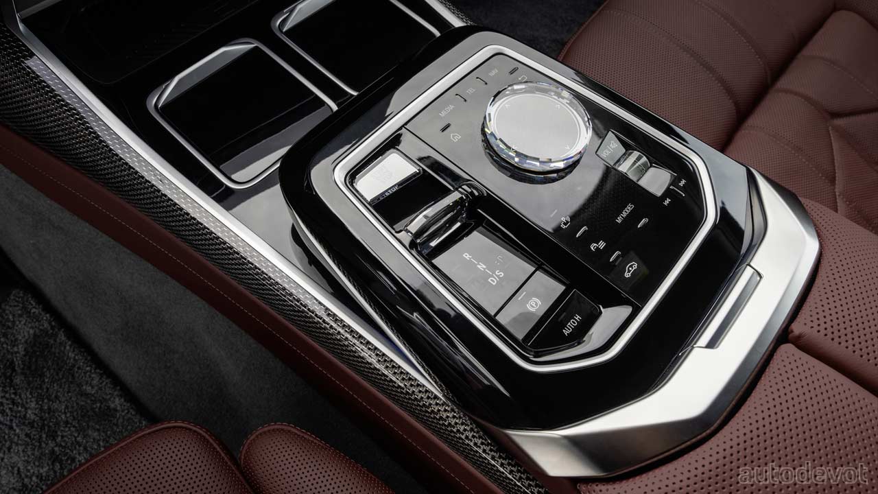 2023-BMW-7-Series-760i-xDrive_interior_centre_console