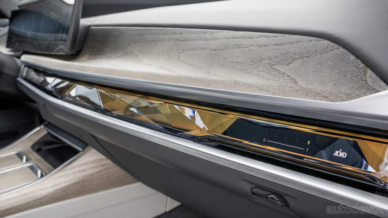 2023-BMW-7-Series-i7-xDrive60_interior_dashboard