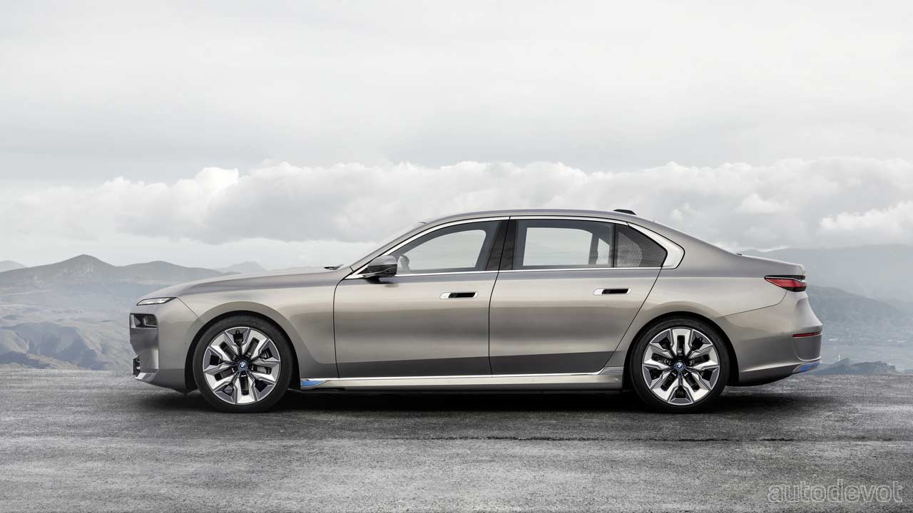 2023-BMW-7-Series-i7-xDrive60_side