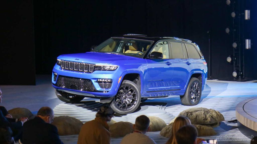 Jeep-Grand-Cherokee-High-Altitude-4xe in Hydro Blue color