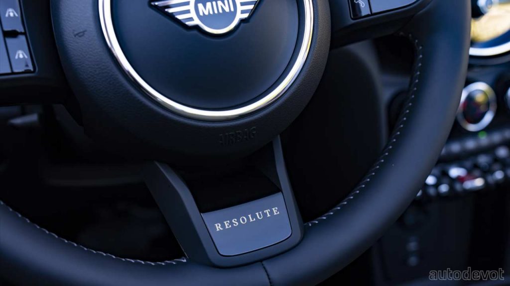 MINI-Cooper-S-Convertible-Resolute-Edition_interior_steering_wheel