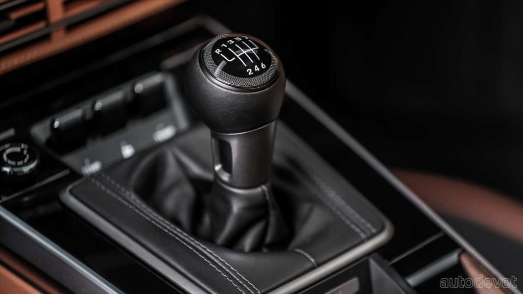 Porsche-911-Sport-Classic_interior_manual