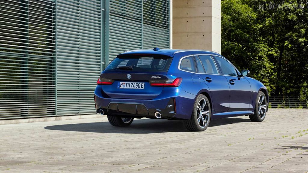 2023-BMW-3-Series-Touring_2