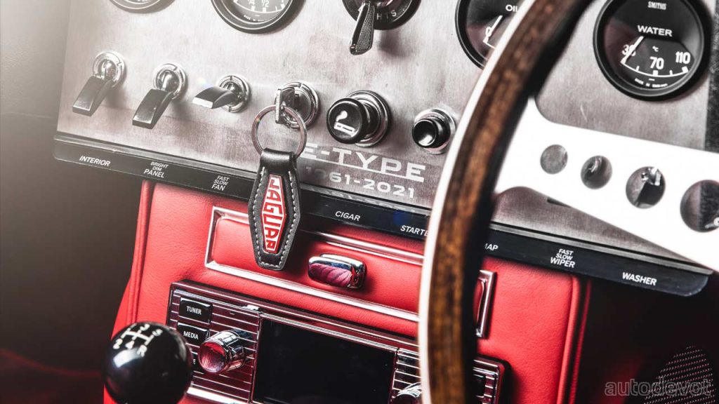 1965-Series-1-Jaguar-E-Type-roadster_interior_dashboard