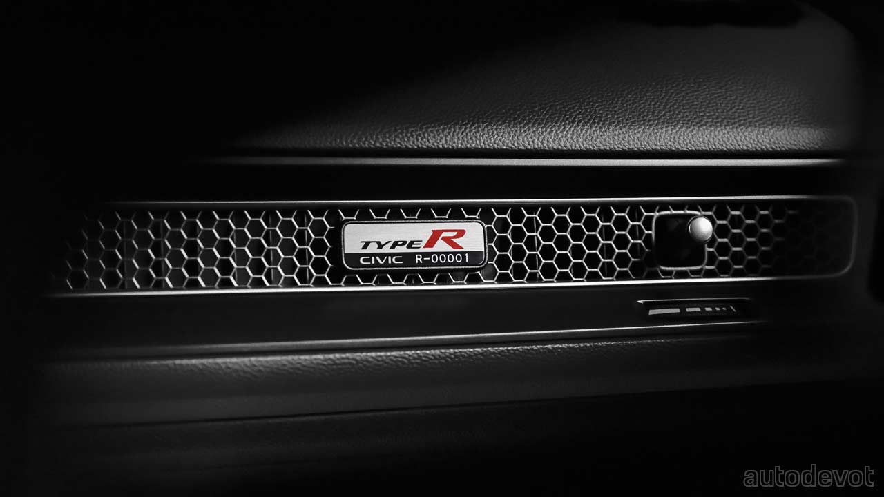 2023-Honda-Civic-Type-R_interior_dashboard