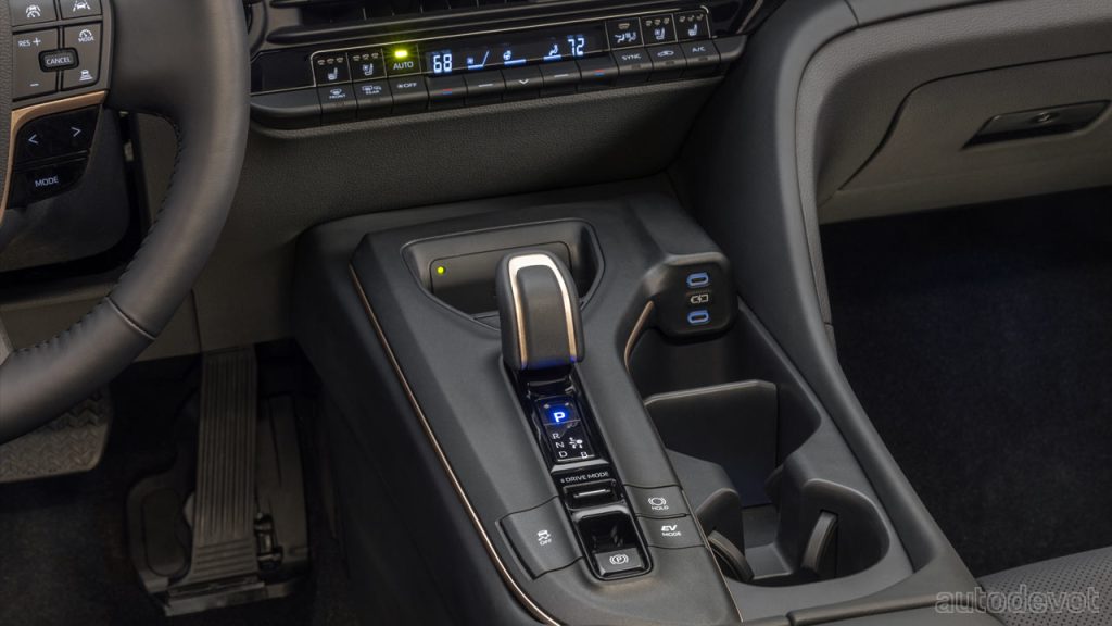 2023-Toyota-Crown-Sedan_interior_centre_console