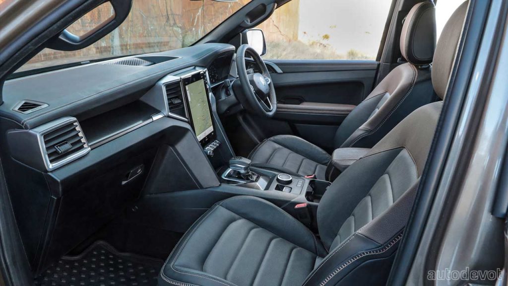 2023-Volkswagen-Amarok_interior_front_seats