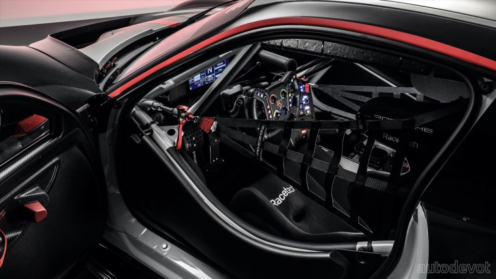 992-Porsche-911-GT3-R_interior