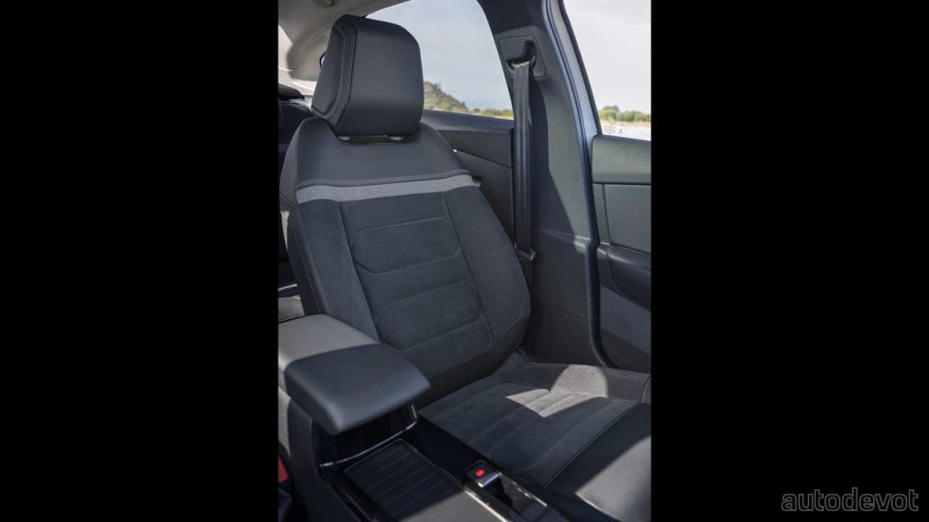 Citroen-C4-X_interior_front_seats