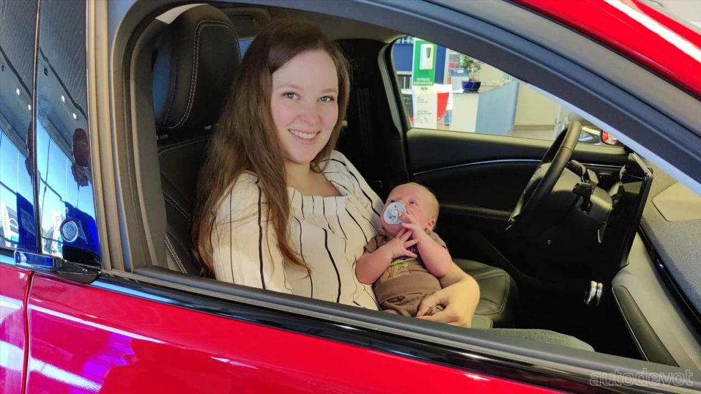 German-mom-gives-birth-in-a-Ford-Mustang-Mach-E_2