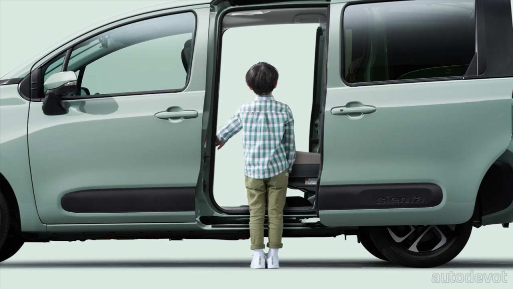 2022-Toyota-Sienta-minivan_power_sliding_doors