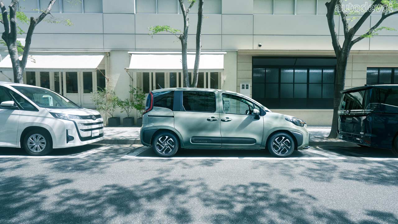 2022-Toyota-Sienta-minivan_side