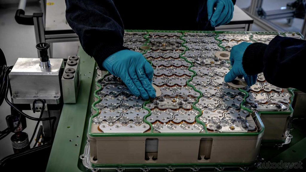 Mercedes-AMG-ONE-production-begins_battery