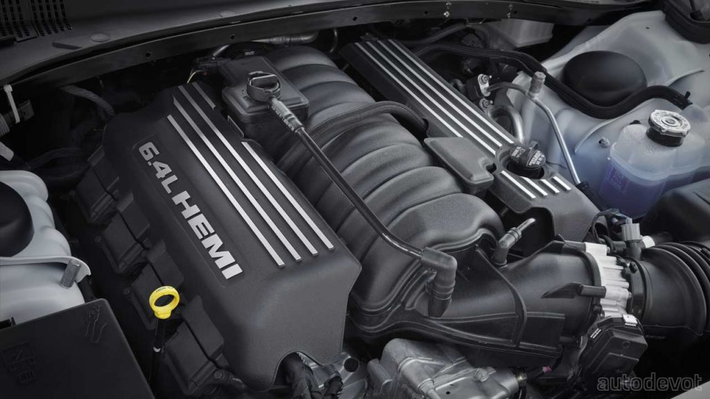 2023-Chrysler-300C_engine