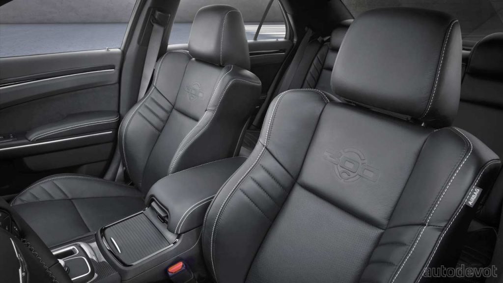 2023-Chrysler-300C_interior_front_seats