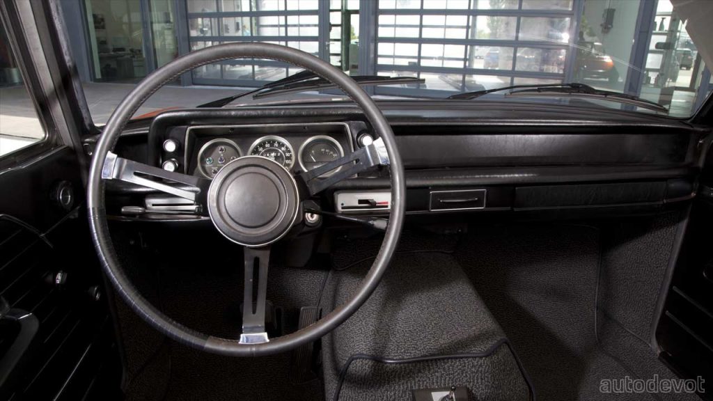 BMW-1602-electric_interior