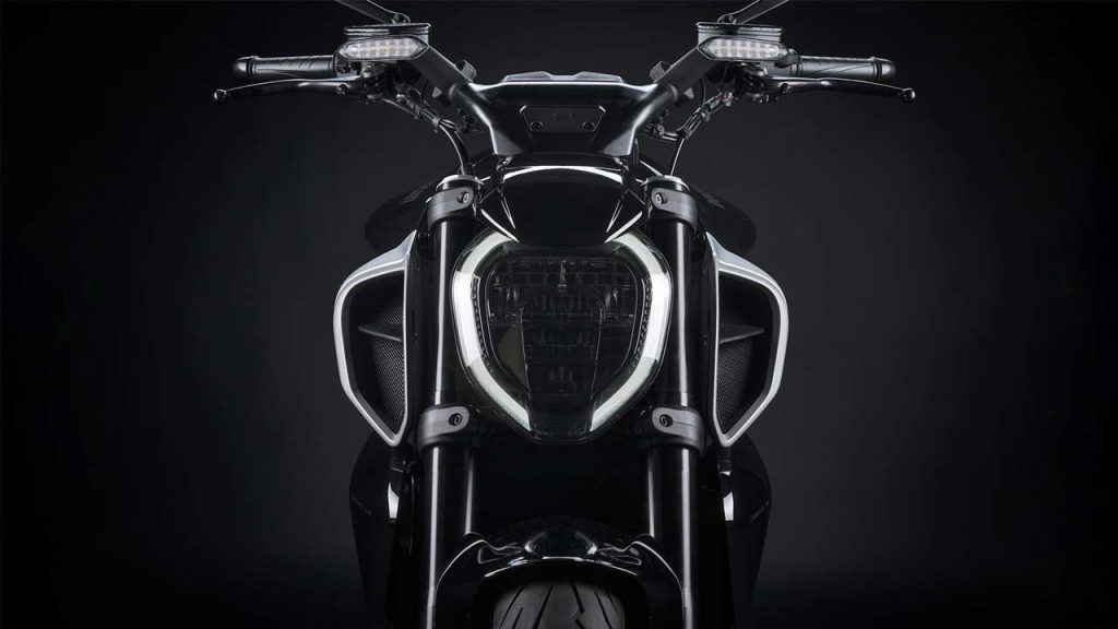 2023-Ducati-Diavel-V4_headlight