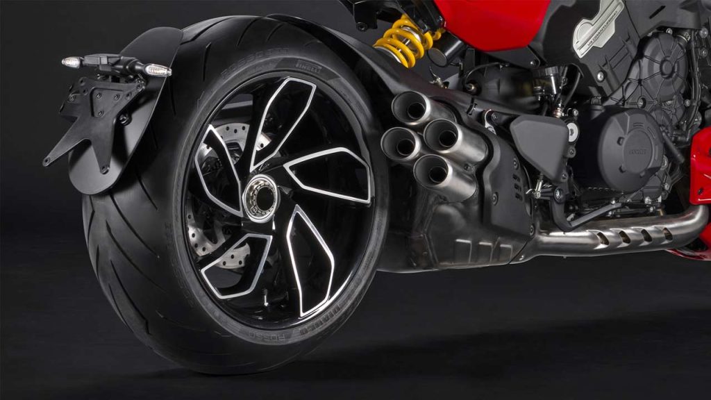 2023-Ducati-Diavel-V4_rear