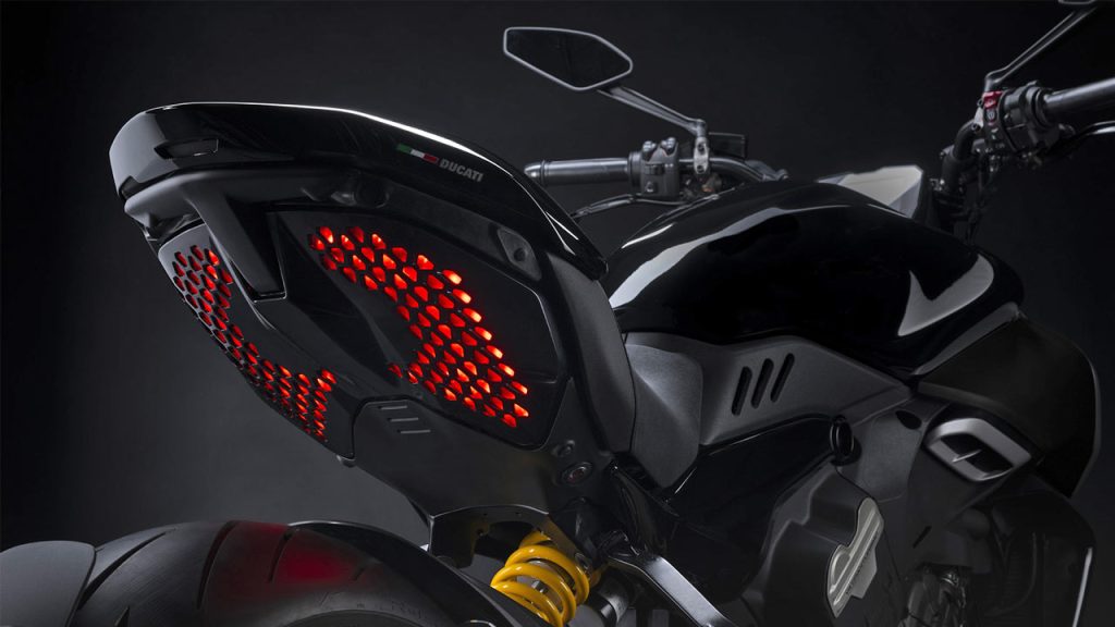 2023-Ducati-Diavel-V4_taillights