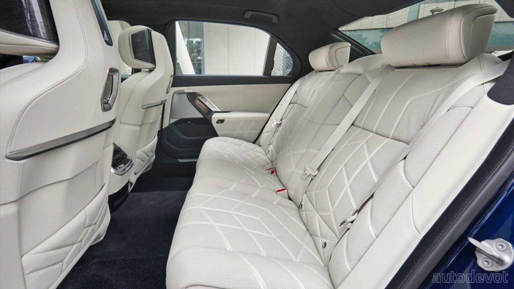 BMW-740d-xDrive_interior_rear_seats