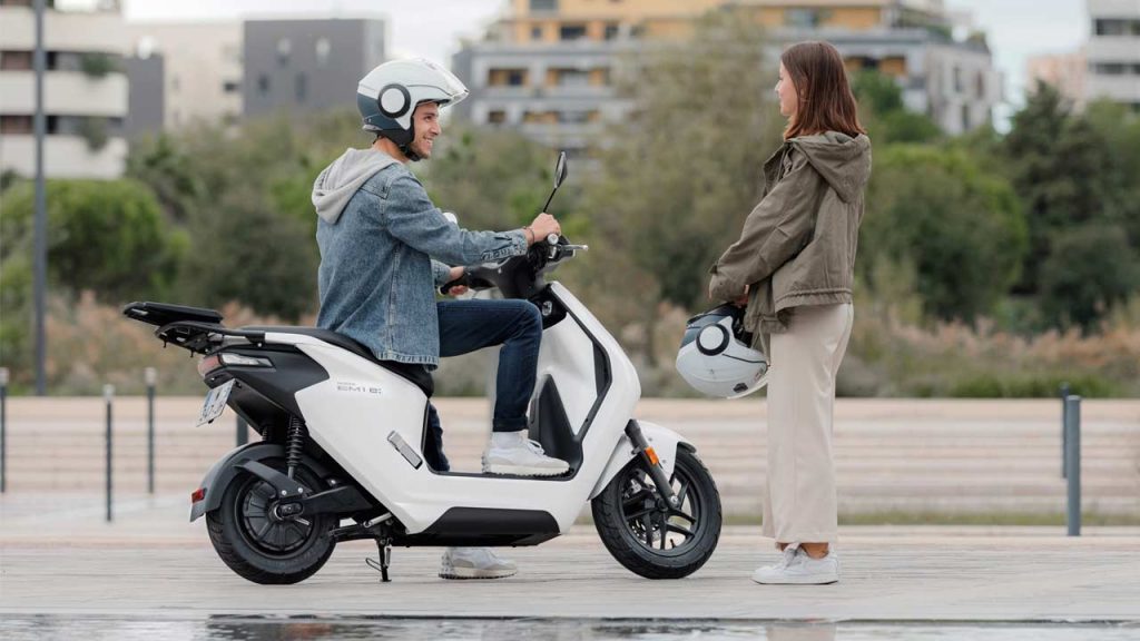 2023-Honda-EM1-e-electric-scooter_2
