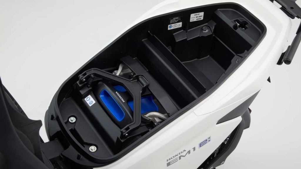 2023-Honda-EM1-e-electric-scooter_under_seat_storage