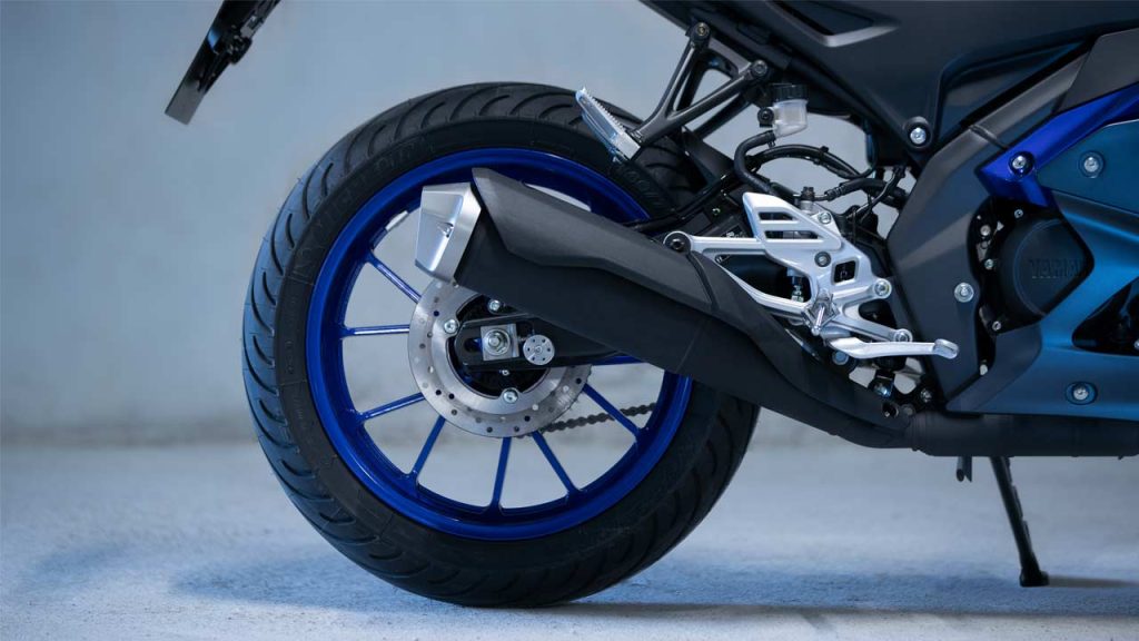 2023-Yamaha-R125_rear_wheel