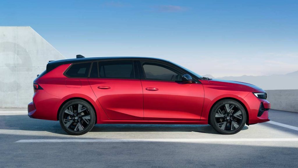 2023-Opel-Astra-Electric-Sports-Tourer_side