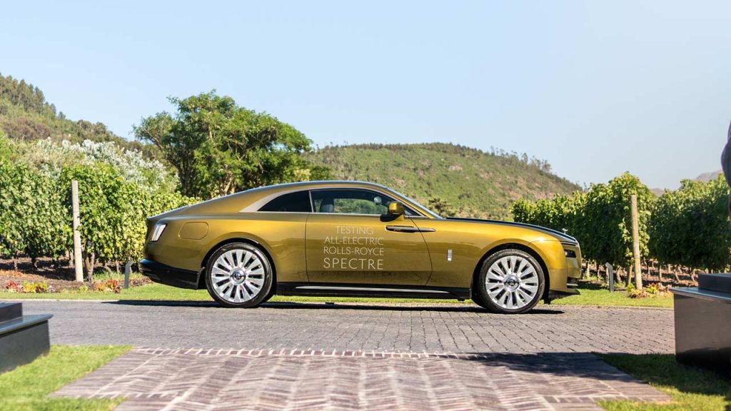 Rolls-Royce-Spectre testing_side