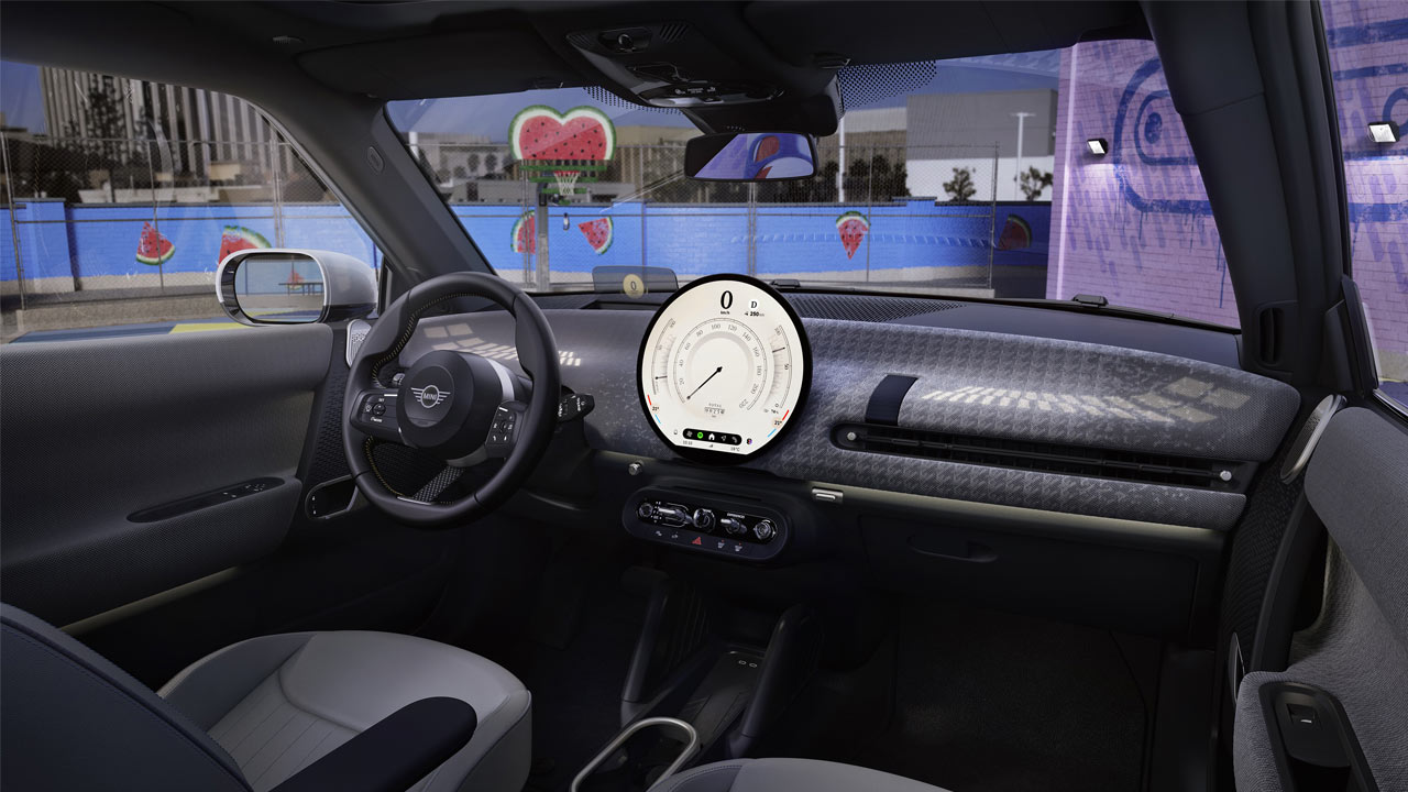 2024-MINI-Cooper-Electric-interior-touchscreen_6