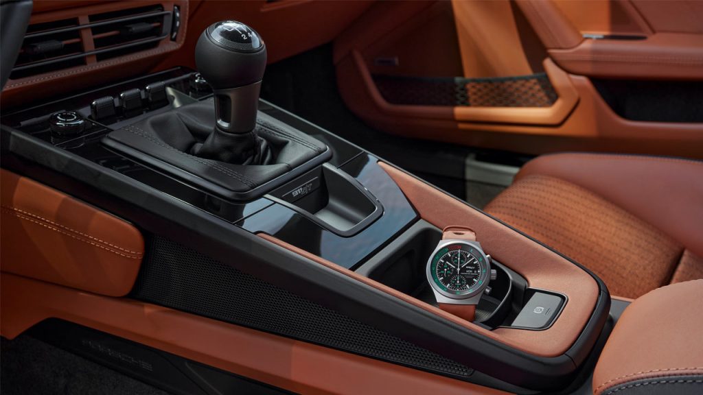 Porsche-911-S-T-with-Heritage-Design-Package_interior_centre-console