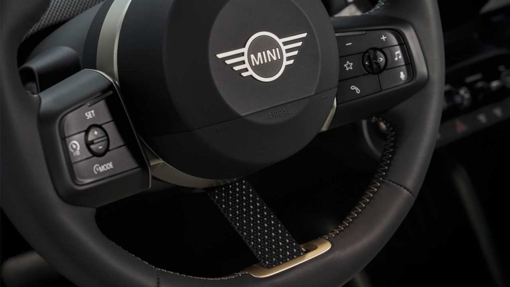 2024-MINI-Cooper-SE_interior_steering