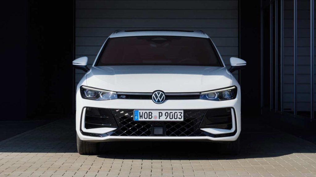 2024-Volkswagen-Passat-e-Hybrid_front