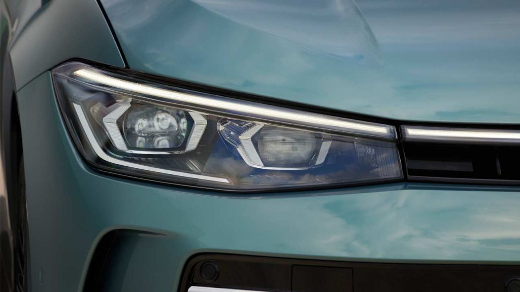 2024-Volkswagen-Passat_headlights