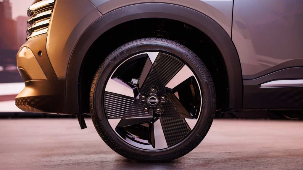 2025-Nissan-Kicks-wheels