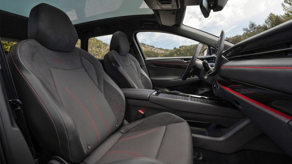 Volkswagen-ID.7-GTX-Tourer-interior-front-seats
