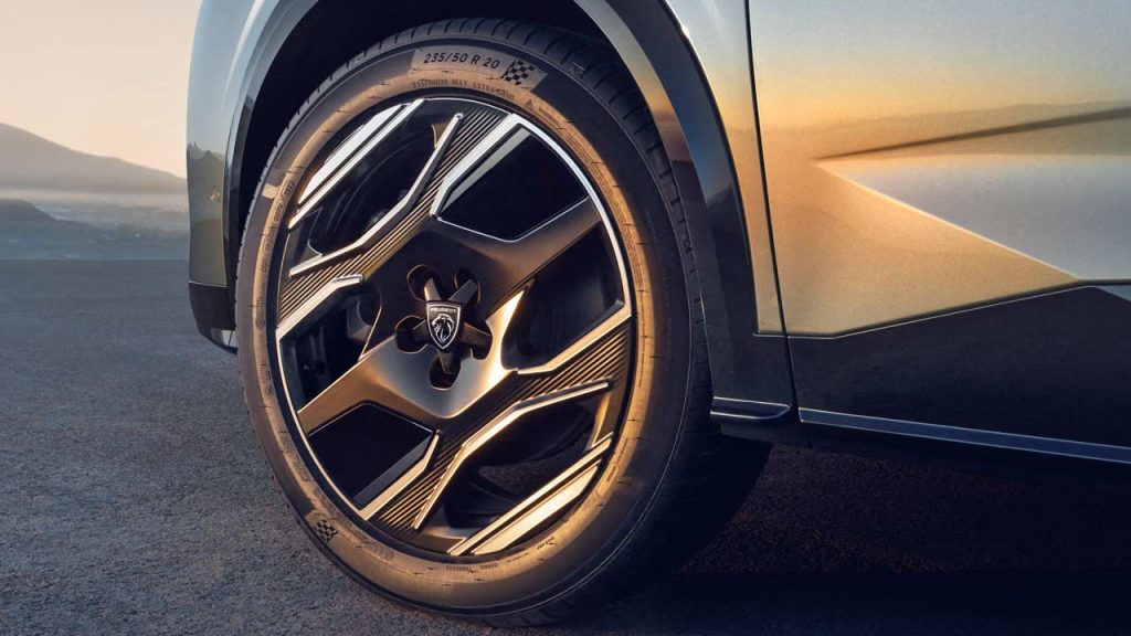 2024-Peugeot-E-5008_wheels