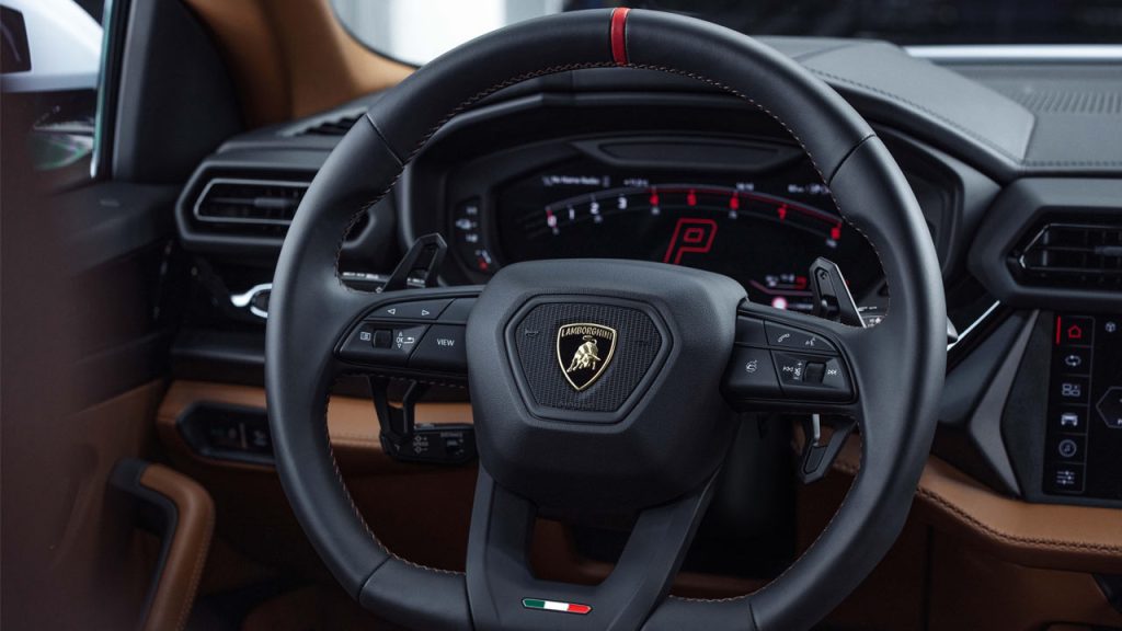 Lamborghini-URUS-SE-interior-steering