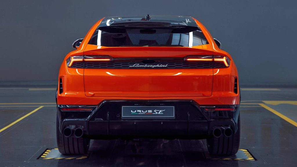 Lamborghini-URUS-SE_rear